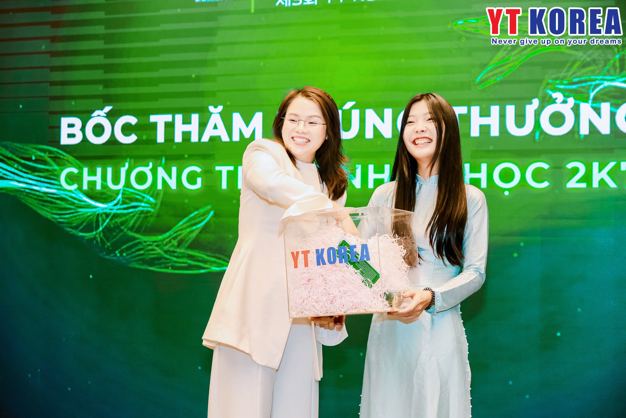 CÔNG BỐ CHỦ NHÂN GIẢI THƯỞNG CHƯƠNG TRÌNH NHẬP HỌC 2K7 – 2025 2 571704317 795689729961856 7865209441747147887 n 1