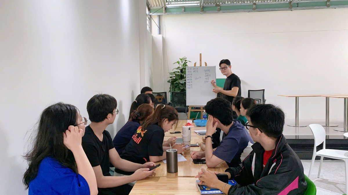 CLB Tiếng Hàn YTK GLOBAL: Môi Trường Giao Tiếp Thực Tế 8 Lợi Ích Khi Tham Gia Cộng Đồng Tiếng Hàn Tại YTK GLOBAL